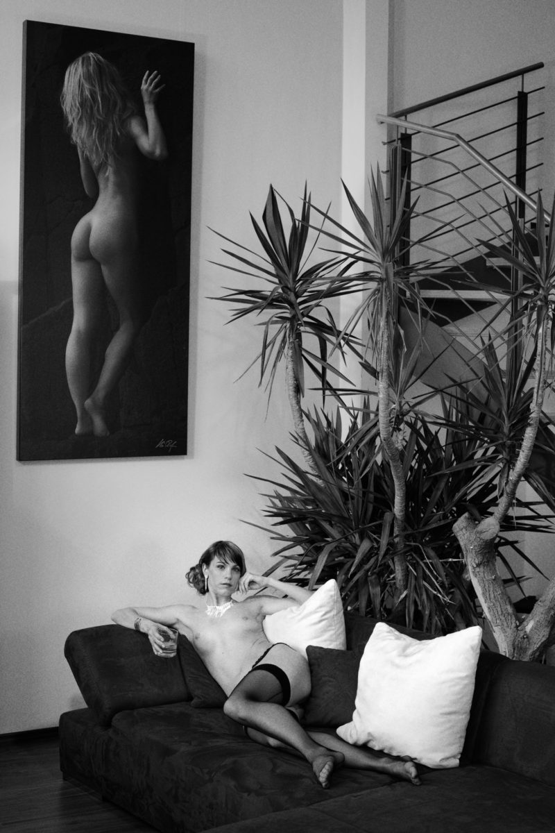 female nude shot in studio with Rolleiflex on Ilford FP4plus black and white film | Frauenakt im Studio mit Rolleiflex auf Ilford FP4plus Schwarzweiss-Film aufgenommen