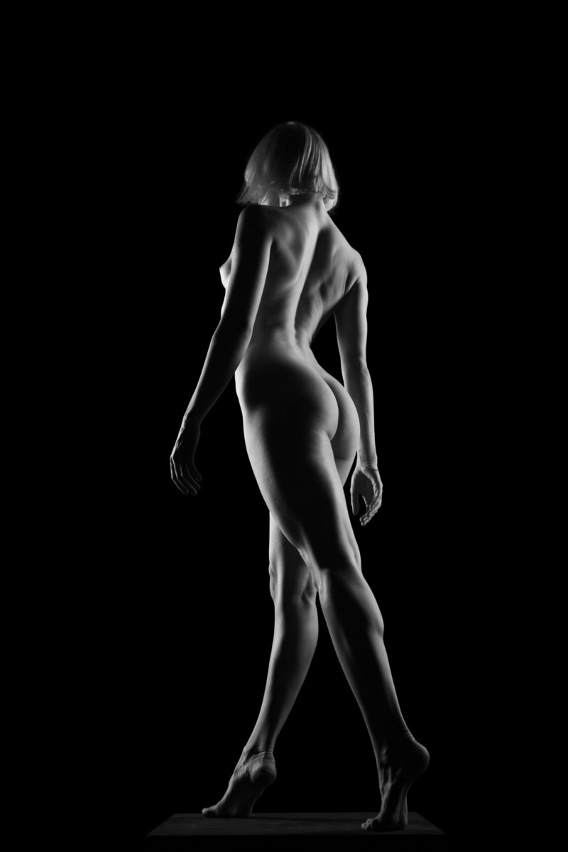 female nude shot in studio with Rolleiflex on Ilford FP4plus black and white film | Frauenakt im Studio mit Rolleiflex auf Ilford FP4plus Schwarzweiss-Film aufgenommen