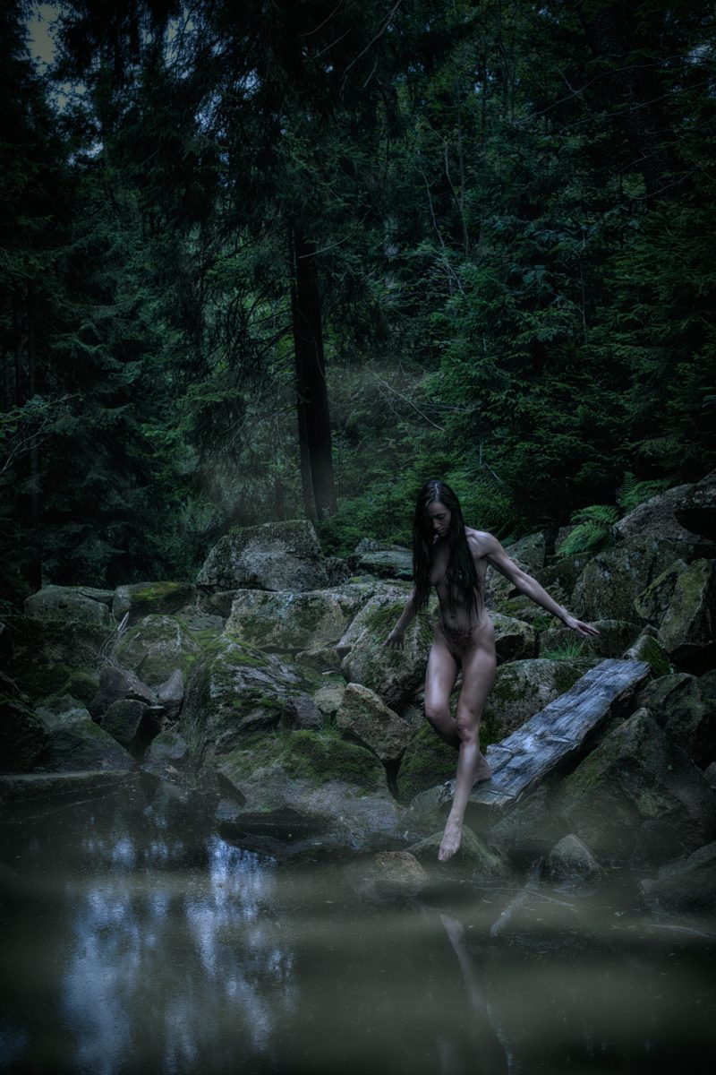 female nude shot in studio with Rolleiflex on Ilford FP4plus black and white film | Frauenakt im Studio mit Rolleiflex auf Ilford FP4plus Schwarzweiss-Film aufgenommen