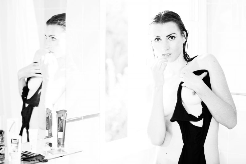 female nude shot in studio with Rolleiflex on Ilford FP4plus black and white film | Frauenakt im Studio mit Rolleiflex auf Ilford FP4plus Schwarzweiss-Film aufgenommen