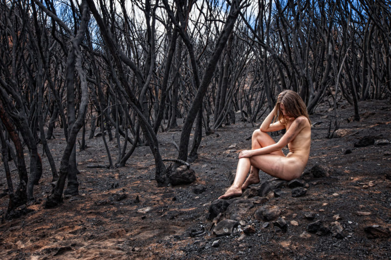 female nude shot in studio with Rolleiflex on Ilford FP4plus black and white film | Frauenakt im Studio mit Rolleiflex auf Ilford FP4plus Schwarzweiss-Film aufgenommen