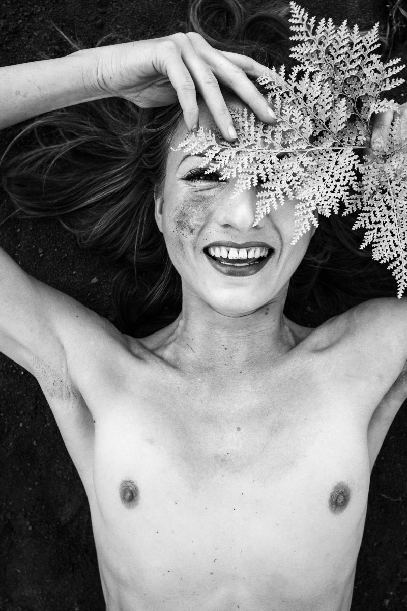 female nude shot in studio with Rolleiflex on Ilford FP4plus black and white film | Frauenakt im Studio mit Rolleiflex auf Ilford FP4plus Schwarzweiss-Film aufgenommen