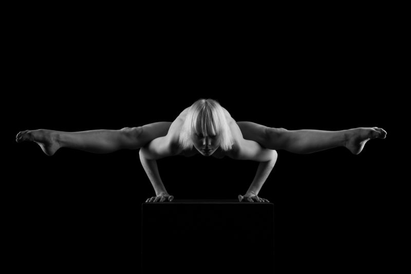 female nude shot in studio with Rolleiflex on Ilford FP4plus black and white film | Frauenakt im Studio mit Rolleiflex auf Ilford FP4plus Schwarzweiss-Film aufgenommen