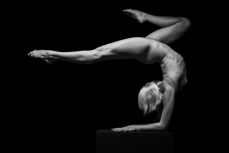 female nude shot in studio with Rolleiflex on Ilford FP4plus black and white film | Frauenakt im Studio mit Rolleiflex auf Ilford FP4plus Schwarzweiss-Film aufgenommen