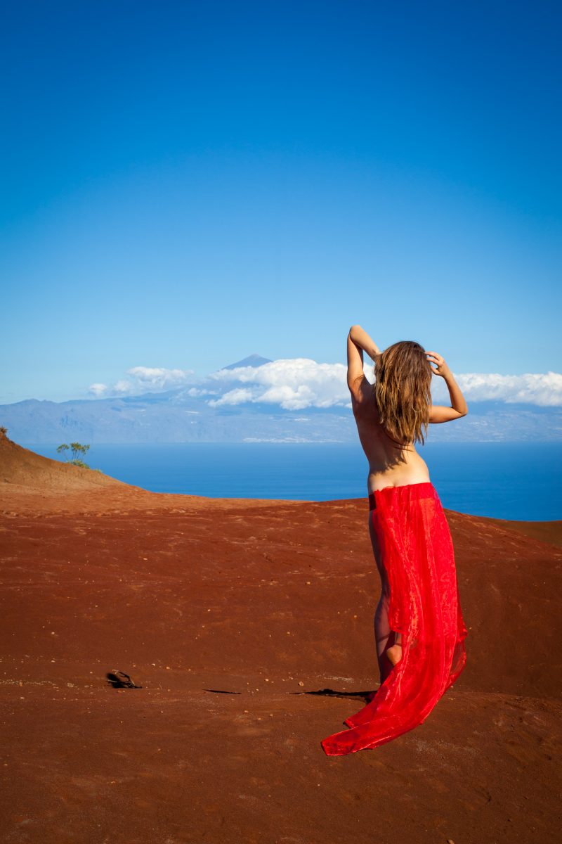 female nude shot in studio with Rolleiflex on Ilford FP4plus black and white film | Frauenakt im Studio mit Rolleiflex auf Ilford FP4plus Schwarzweiss-Film aufgenommen