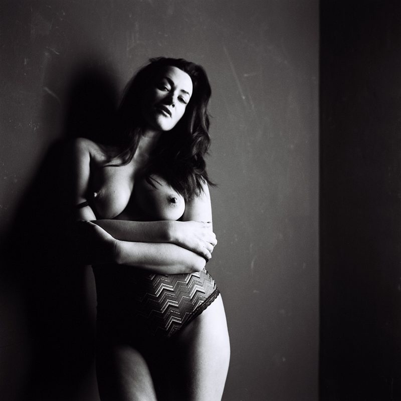 female nude shot in studio with Rolleiflex on Ilford FP4plus black and white film | Frauenakt im Studio mit Rolleiflex auf Ilford FP4plus Schwarzweiss-Film aufgenommen