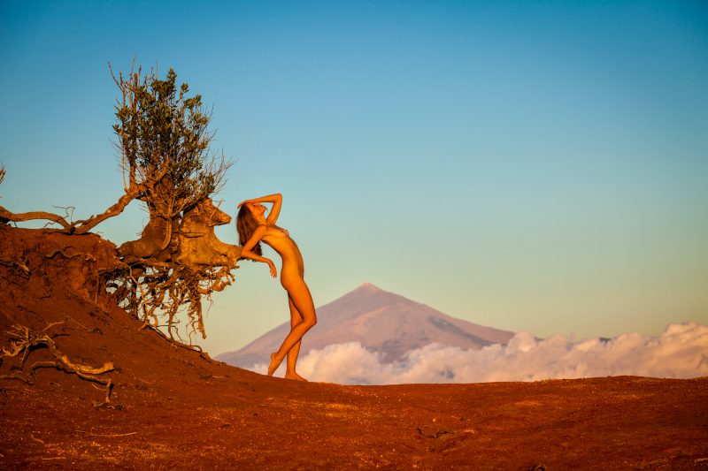 female nude shot in studio with Rolleiflex on Ilford FP4plus black and white film | Frauenakt im Studio mit Rolleiflex auf Ilford FP4plus Schwarzweiss-Film aufgenommen