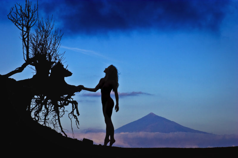 female nude shot in studio with Rolleiflex on Ilford FP4plus black and white film | Frauenakt im Studio mit Rolleiflex auf Ilford FP4plus Schwarzweiss-Film aufgenommen