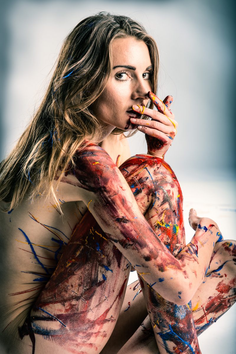 female nude shot in studio with Rolleiflex on Ilford FP4plus black and white film | Frauenakt im Studio mit Rolleiflex auf Ilford FP4plus Schwarzweiss-Film aufgenommen