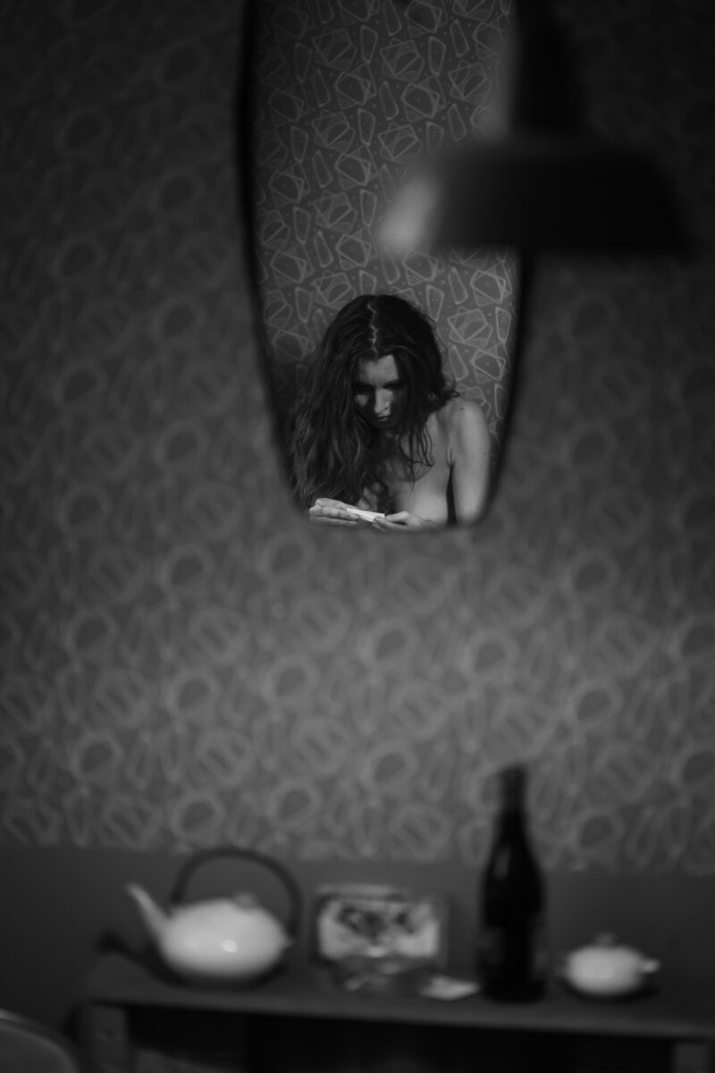 female nude shot in studio with Rolleiflex on Ilford FP4plus black and white film | Frauenakt im Studio mit Rolleiflex auf Ilford FP4plus Schwarzweiss-Film aufgenommen