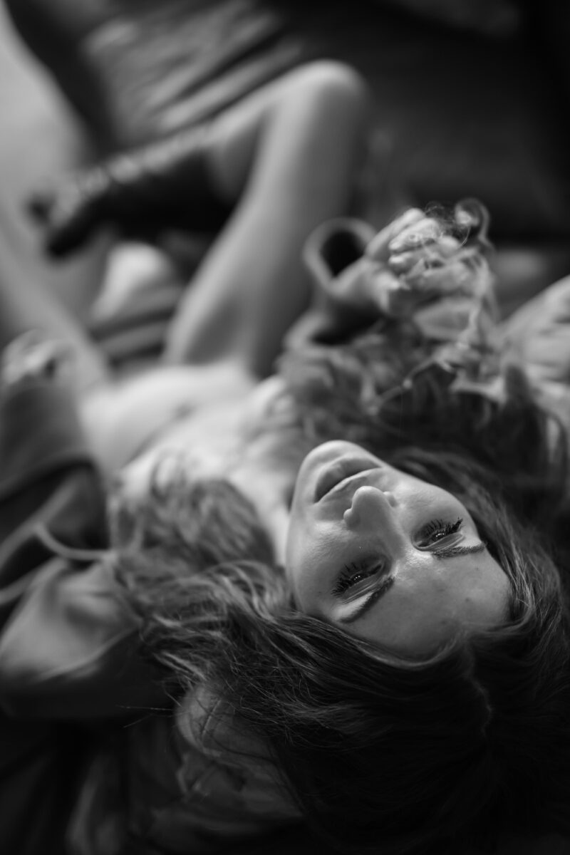 female nude shot in studio with Rolleiflex on Ilford FP4plus black and white film | Frauenakt im Studio mit Rolleiflex auf Ilford FP4plus Schwarzweiss-Film aufgenommen