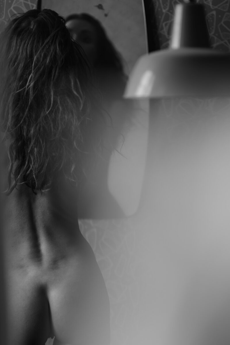 female nude shot in studio with Rolleiflex on Ilford FP4plus black and white film | Frauenakt im Studio mit Rolleiflex auf Ilford FP4plus Schwarzweiss-Film aufgenommen