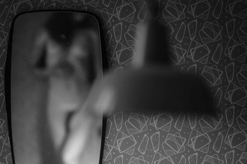 female nude shot in studio with Rolleiflex on Ilford FP4plus black and white film | Frauenakt im Studio mit Rolleiflex auf Ilford FP4plus Schwarzweiss-Film aufgenommen