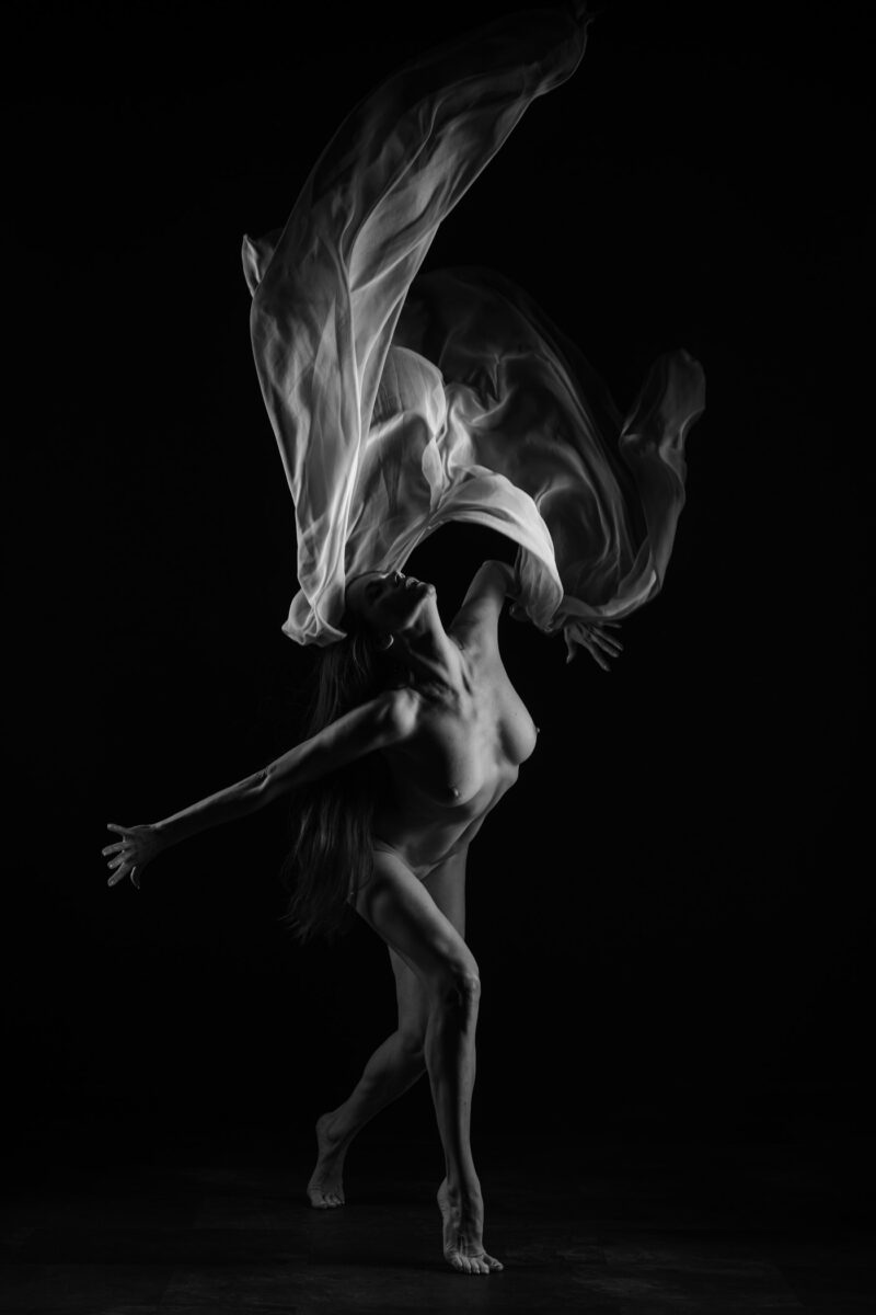 female nude shot in studio with Rolleiflex on Ilford FP4plus black and white film | Frauenakt im Studio mit Rolleiflex auf Ilford FP4plus Schwarzweiss-Film aufgenommen