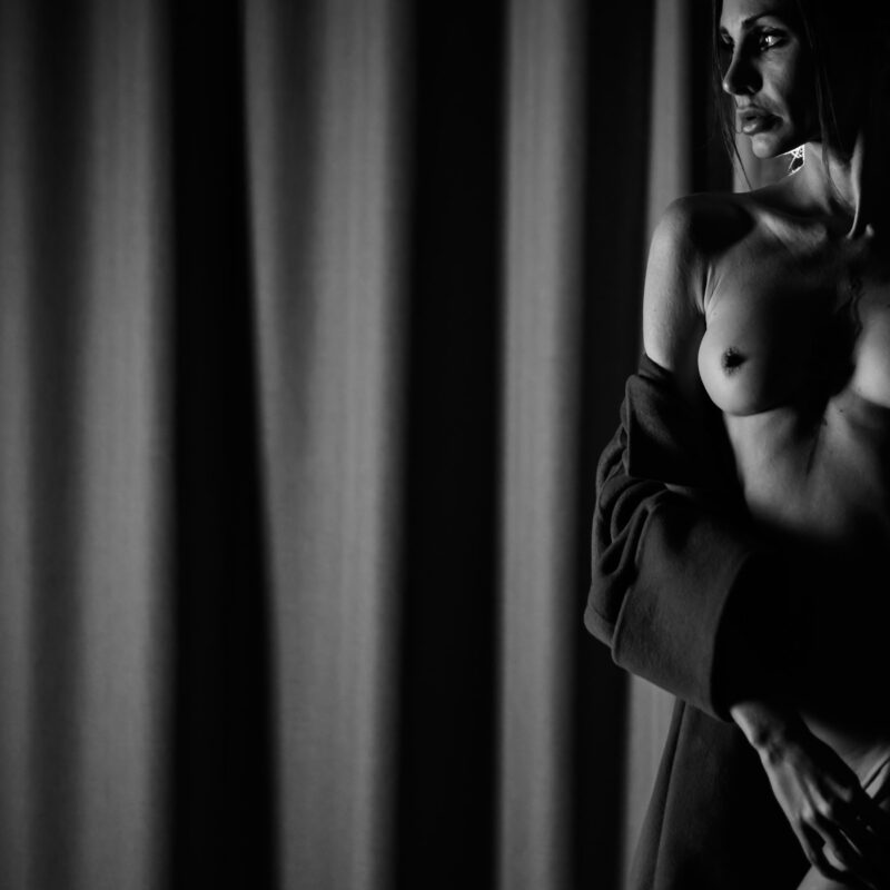female nude shot in studio with Rolleiflex on Ilford FP4plus black and white film | Frauenakt im Studio mit Rolleiflex auf Ilford FP4plus Schwarzweiss-Film aufgenommen