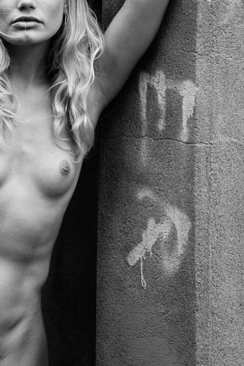 female nude shot in studio with Rolleiflex on Ilford FP4plus black and white film | Frauenakt im Studio mit Rolleiflex auf Ilford FP4plus Schwarzweiss-Film aufgenommen